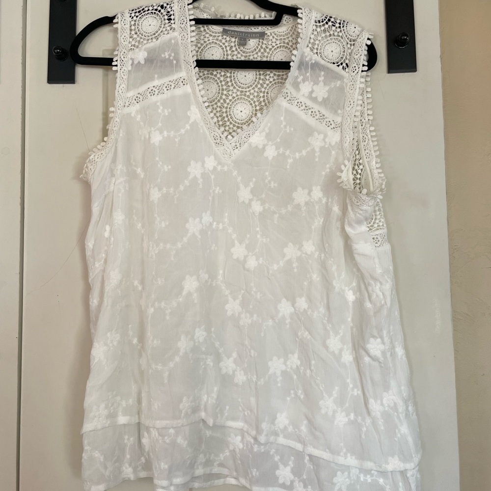 White blouse with floral stitch